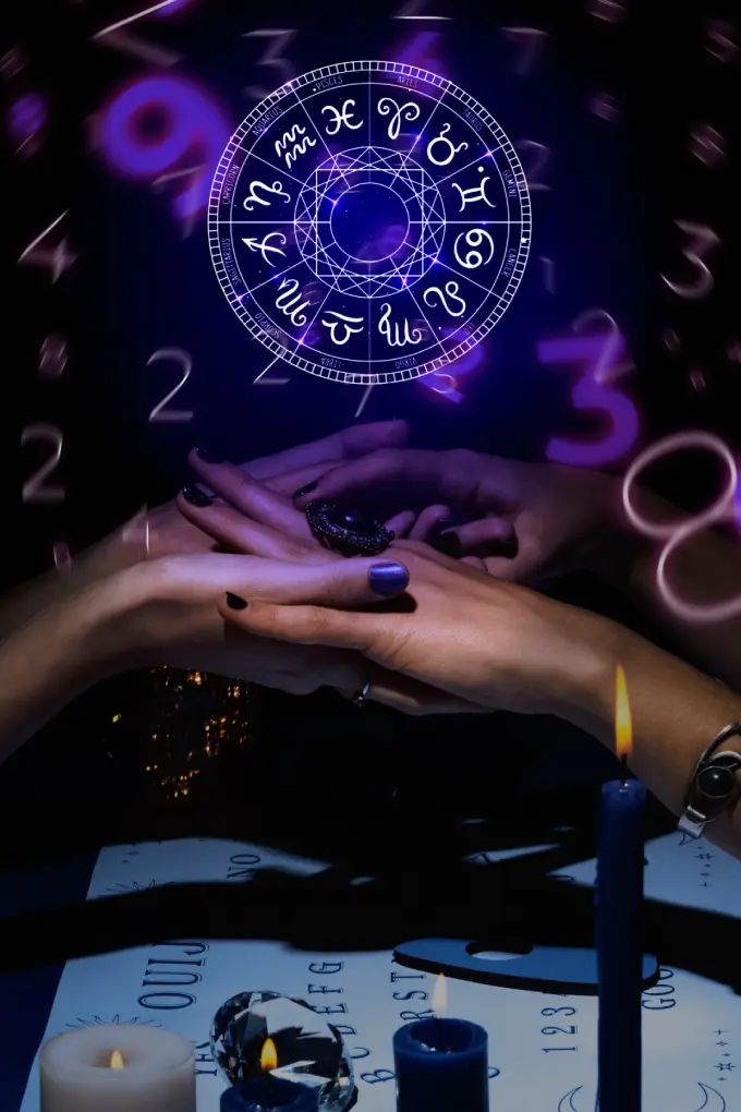 les deux mains d'une femme voyante médium tenant les mains d'une autre femme pendant une consultation de voyance privée